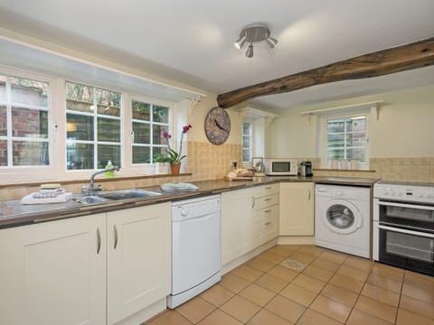 Farmhouse-style kitchen/dining room | Wherryman’s Cottage, Coltishall