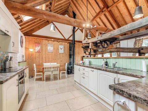 Kitchen | The Chaff House - Milton End Farm Barns, Arlingham, near Frampton-on-Severn