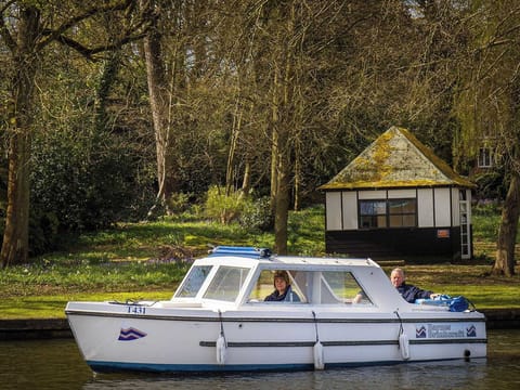 A gentle trip along the water | Riverview, Riversedge - The Boathouse, Wroxham, near Norwich
