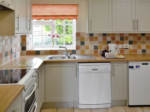 Wll equipped kitchen | Churchill Cottage - Round Chimneys Farm, Glanvilles Wootton, near Sherborne