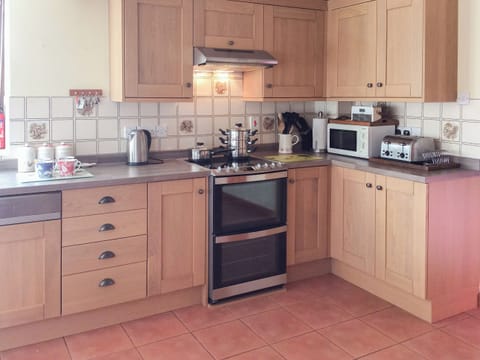 Well-appointed and well-fitted kitchen | The Pump House, Hawkesbury Upton