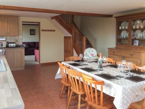 Lovely farmhouse style kitchen/diner | The Pump House, Hawkesbury Upton