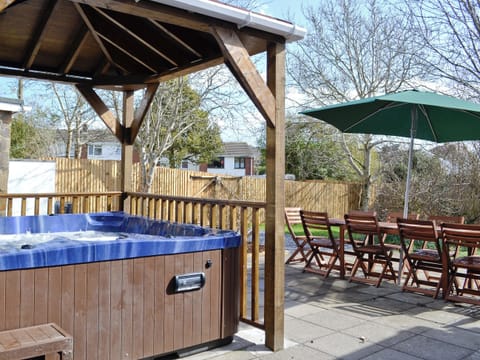 Hot tub | Ysgubor Wen, Burry Port, nr. Llanelli