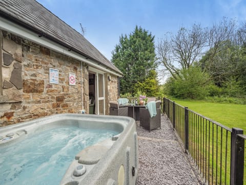 Outdoor area | Owl Cottage - Maesydderwen Holiday Cottages, Llandeilo