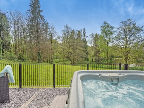 Hot tub | Owl Cottage - Maesydderwen Holiday Cottages, Llandeilo