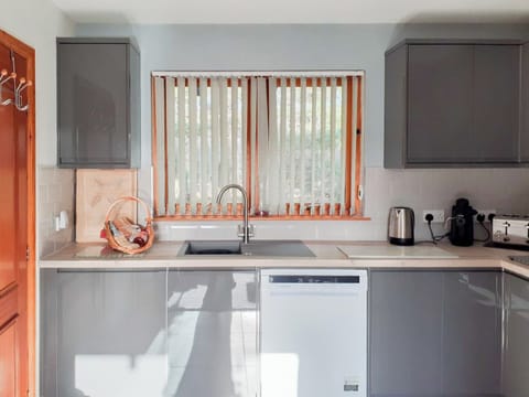 Well-equipped kitchen | Park Lodge - Birchland, Strachan, near Banchory