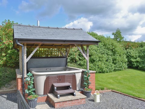 Hot tub | Mill Farm Holiday Cottages - Oak View Cottage, Heyope, nr. Knighton