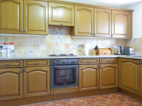 Well-equipped fitted kitchen | Dwyfor - Aberkin Farm, Llanystumdwy, near Criccieth