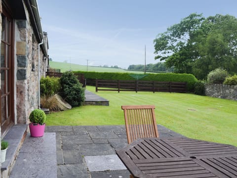 Patio | Beudy Bach - Parciau Farm Cottages, Caernarfon