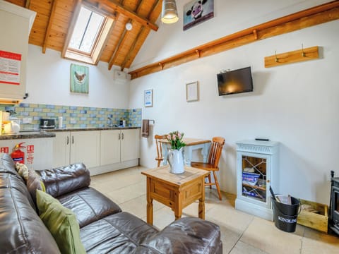 Open plan living/dining room/kitchen | Milton End Farm Barns - The Cow Shed, Arlingham, nr. Frampton-on-Severn
