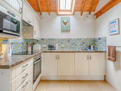 Double bedroom | Milton End Farm Barns - The Cow Shed, Arlingham, nr. Frampton-on-Severn