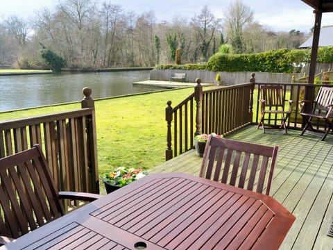 Balcony to garden with unfenced riverside access | The Wherry, Wroxham
