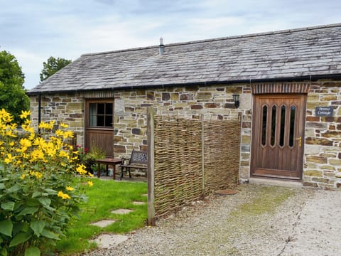 Walled garden and seating area | Penno Cottage - Pendewey Farm Cottages, Bodmin
