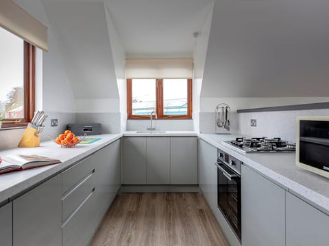 Well-equipped fitted kitchen | Coot - Daisy Broad Lodges, Wroxham