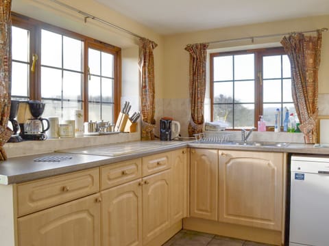 Well-equipped fitted kitchen | Grove Sprightly Barn, Craven Arms