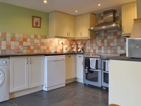 Well-equipped fitted kitchen | Speke’s Retreat - Spekes Valley Holidays, Hartland