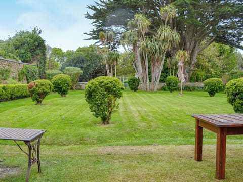 Attractive lawned garden | Manor House, St Erth, Hayle