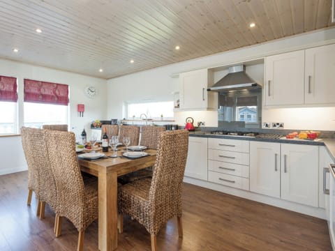 Well-equipped kitchen with dining area | Broad Reach, Fritton, near Great Yarmouth