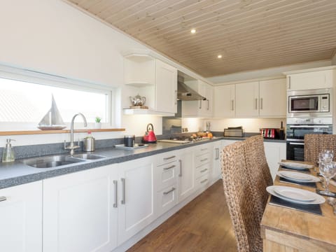 Fully appointed kitchen | Broad Reach, Fritton, near Great Yarmouth