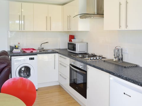 Well-equipped fitted kitchen | Palm Villa, Porth, near Newquay