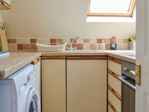 Lovely fitted kitchen | Terracotta, Bourton-on-the-Water