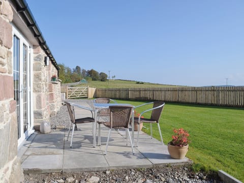 Sitting-out-area | Paterson Cottage, Heights of Kilcoy, Muir of Ord