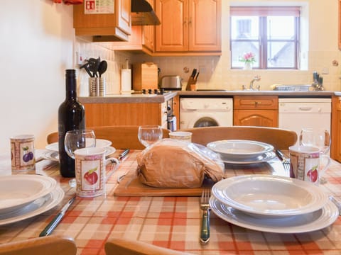 Open plan living space | Beudy Mawr - Parciau Farm Cottages, Caernarfon