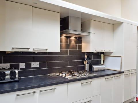 Well-equipped fitted kitchen | Falcon Crag, Keswick