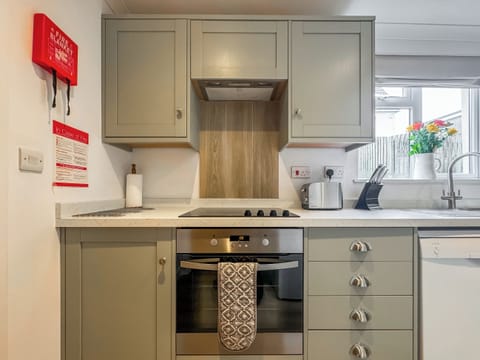 Convenient dining area and well-equipped kitchen | Lower Moon, Port Isaac