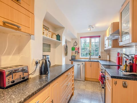 Well-equipped fitted kitchen | Ty Newydd y Graig, Tremeirchion, near St. Asaph