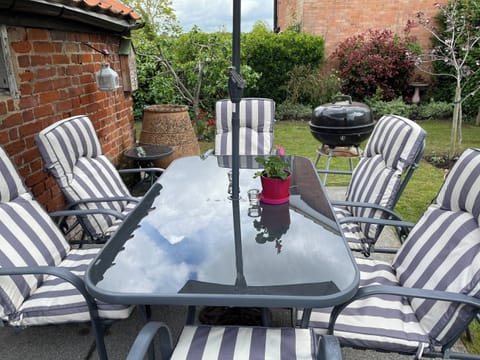 Sitting-out-area | Walnut Cottage, Sproughton