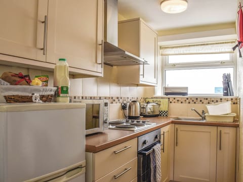 Kitchen | Kite Cottage - Maesydderwen Holiday Cottages, Llandeilo