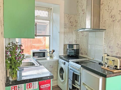 Kitchen | Old Barn Farm Cottage - Old Barn Farm, Uplawmoor, near Paisley