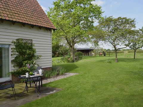 Lovely extensive lawned garden and grounds | The Glass Room, Ardleigh Heath, near Colchester
