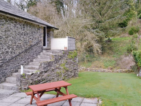 Sitting out furniture in garden | Hayloft - Rosecraddoc Manor, Near Liskeard
