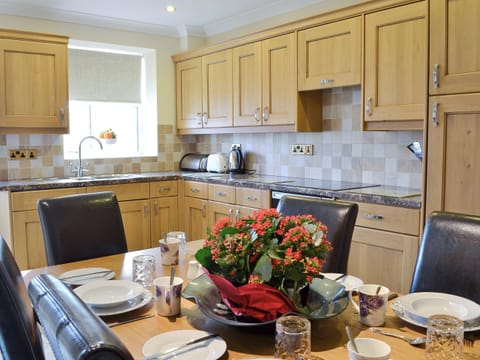 Well equipped kitchen with dining area | No 5 Pengraig Draw - Pengraig Cottages, Near Llanfarian