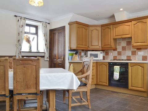 Well-equipped fitted kitchen with dining area | The Stables - West Bridge End, Frosterley, near Bishop Auckland