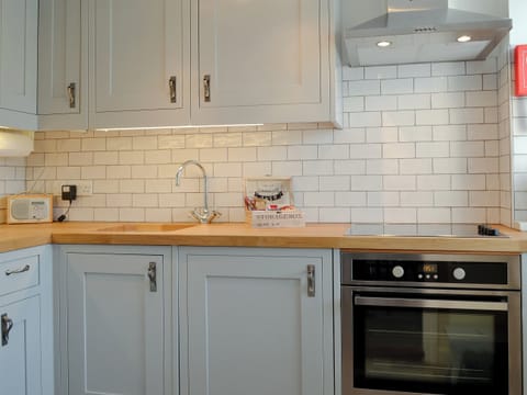 Well equipped kitchen | Yan Yak, High Lorton