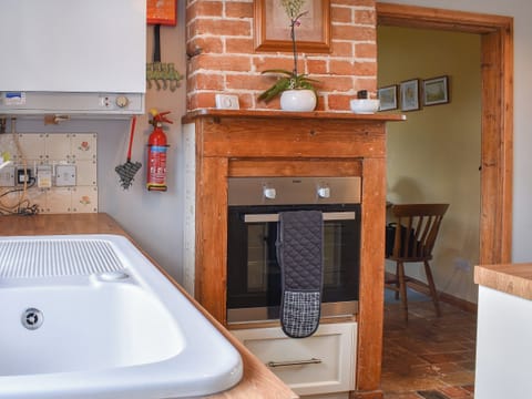 Well equipped kitchen adjacent to the dining room | The Gig House, Stonham Aspal