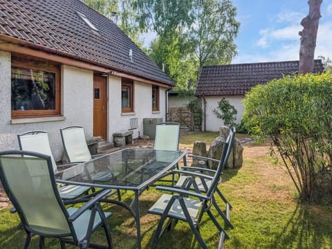 Sitting-out-area | Rowan Cottage, Carrbridge
