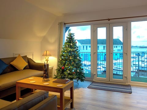 Seasonal d&eacute;cor within the living room | Heron - Daisy Broad Lodges, Wroxham
