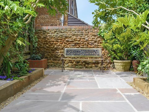 Relaxing paved courtyard garden | The Mistress’ House, Hunstanton