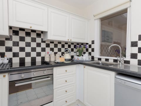 Well equipped kitchen | Cleet&rsquo;s Retreat, Seahouses
