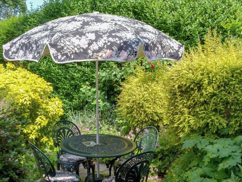 Sitting-out-area | The Coach House, Chilworth, near Southampton