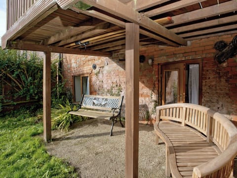 Sitting-out-area | Wayford Bridge Granary - Malt Shovel, Wayford Bridge, nr. Stalham