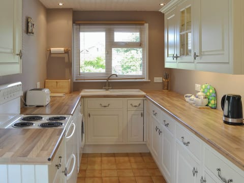Well equipped kitchen | Watersedge, Wroxham