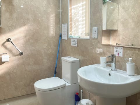 Wet room | Thistle Dubh, Drumnadrochit