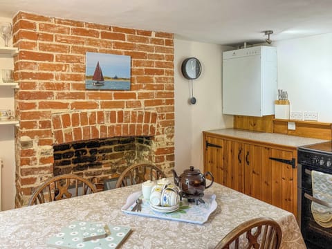 Kitchen/diner | Blacksmiths Cottage - Blacksmiths Cottages, Stiffkey