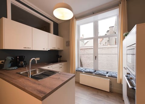 Fully equipped kitchen with microwave, oven, dishwasher, coffee machine,..