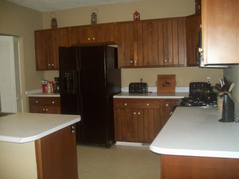 Fully Stocked Kitchen, Able To Cook Full Meals.